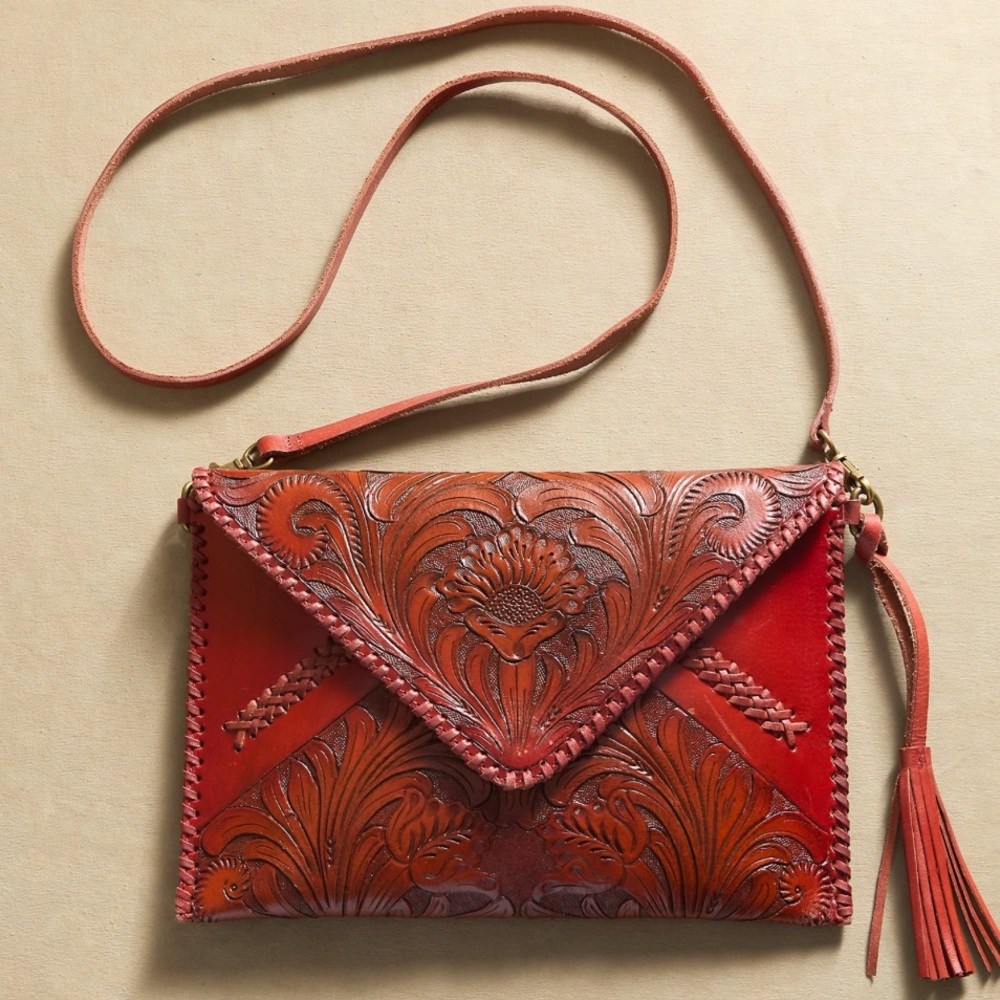 🚩 🆕 NWT Sundance “Shasta Tooled Leather Clutch” in Red.   Size: OS - Picture 3 of 6